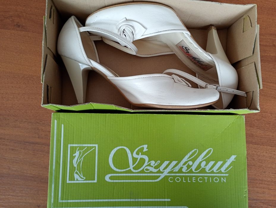 Ślubne buty skórzane z różą r.38