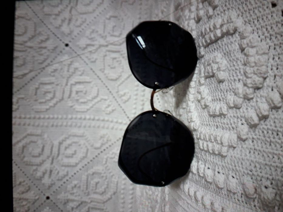 Óculos de sol novos em caixa