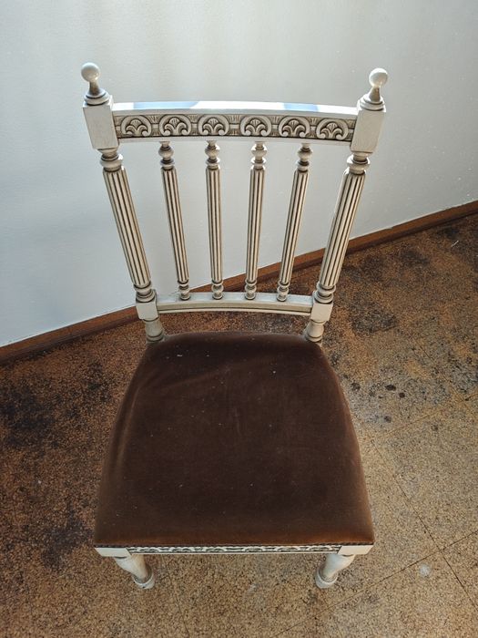 Cómoda, espelho e cadeira