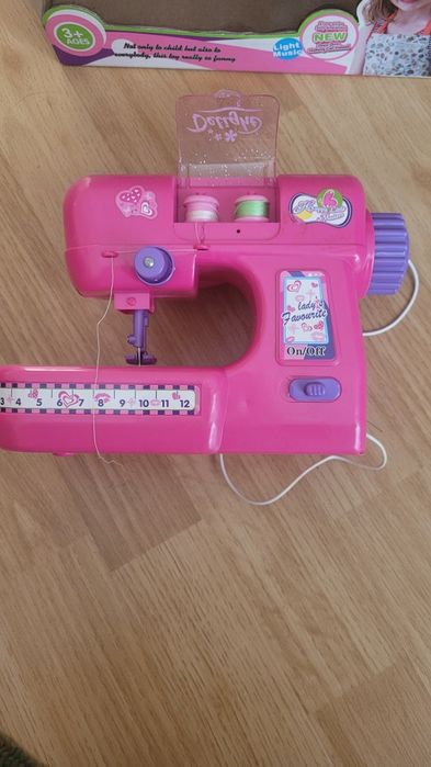 Швейна іграшкова машинка