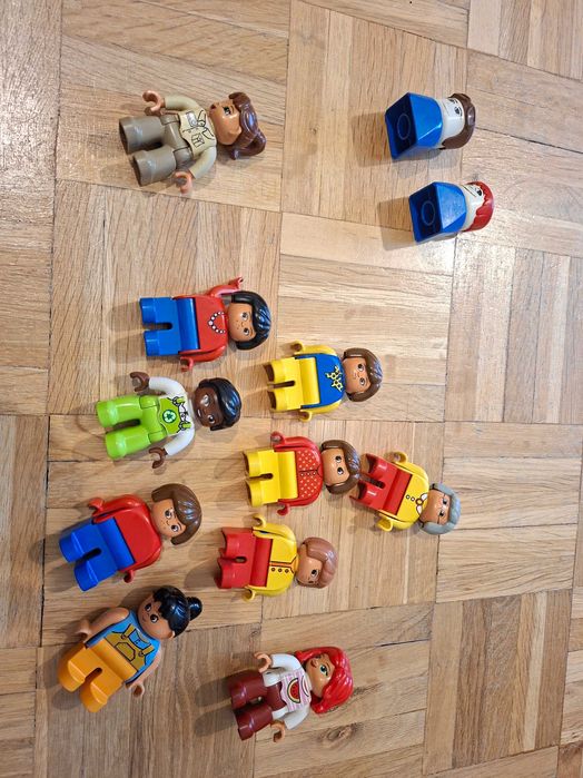 LEGO Duplo Rodzina i Mieszkańcy –  10 figurek + 2 figurki retro