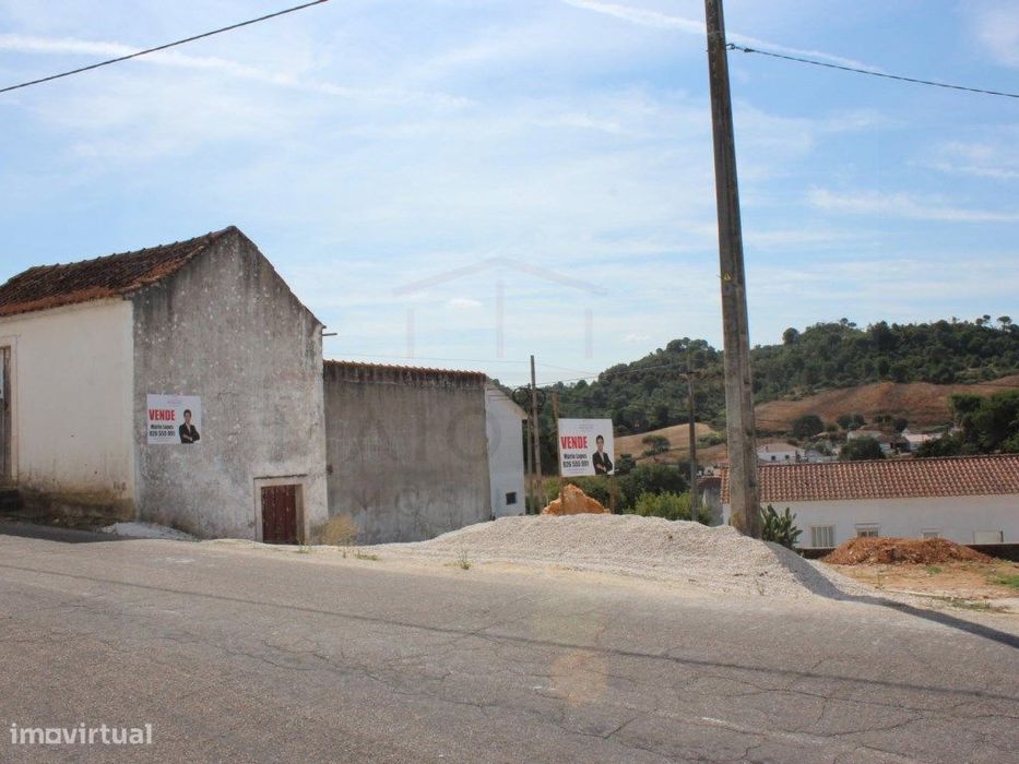 Lote para construção de moradia e armazém em Outeiro da Cortiçada