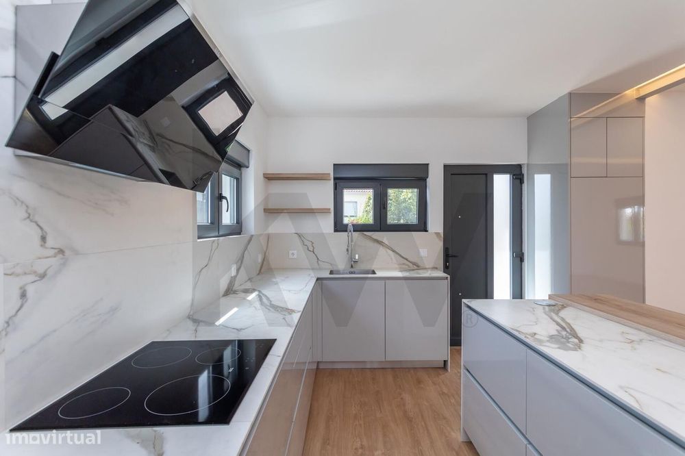 Charmosa Moradia T5 com Jardim Totalmente Remodelada -  Sassoeiros, Ca