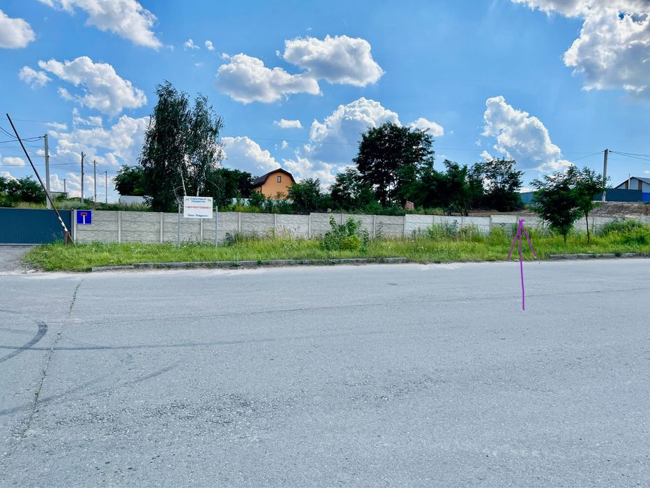 Продам фасадный участок 8 сот. на первой линии, угловой, ул. Медовая
