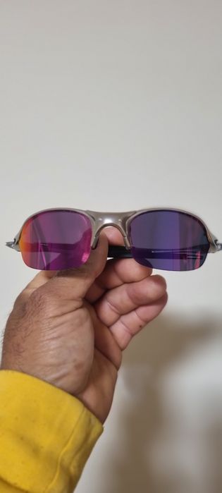 Tenho esses 2 óculos  OAKLEY vindos do Brasil