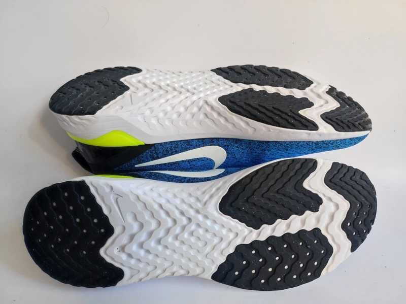 - Nike Odyssey React - Buty biegowe r. 44