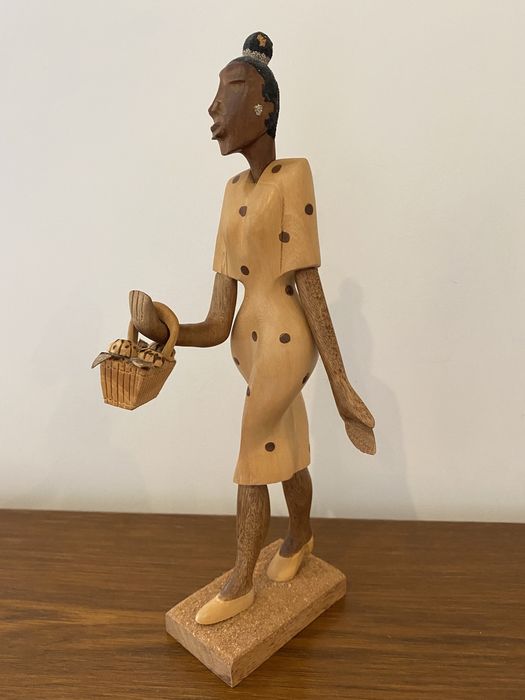 Estátuas de madeira artesanais originárias de Cuba, com cerca de 30cm