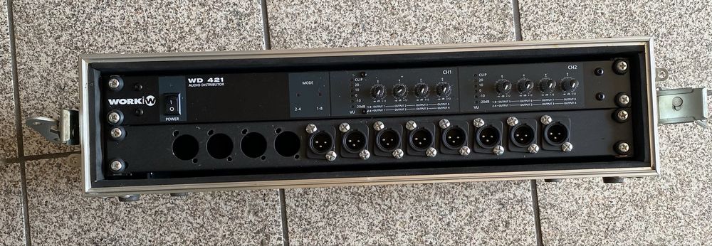 Rack 2 unidades com equipamento de som , 8 canais mono ou 4 stereo