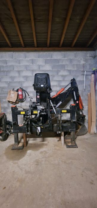 Retroescavadora trator