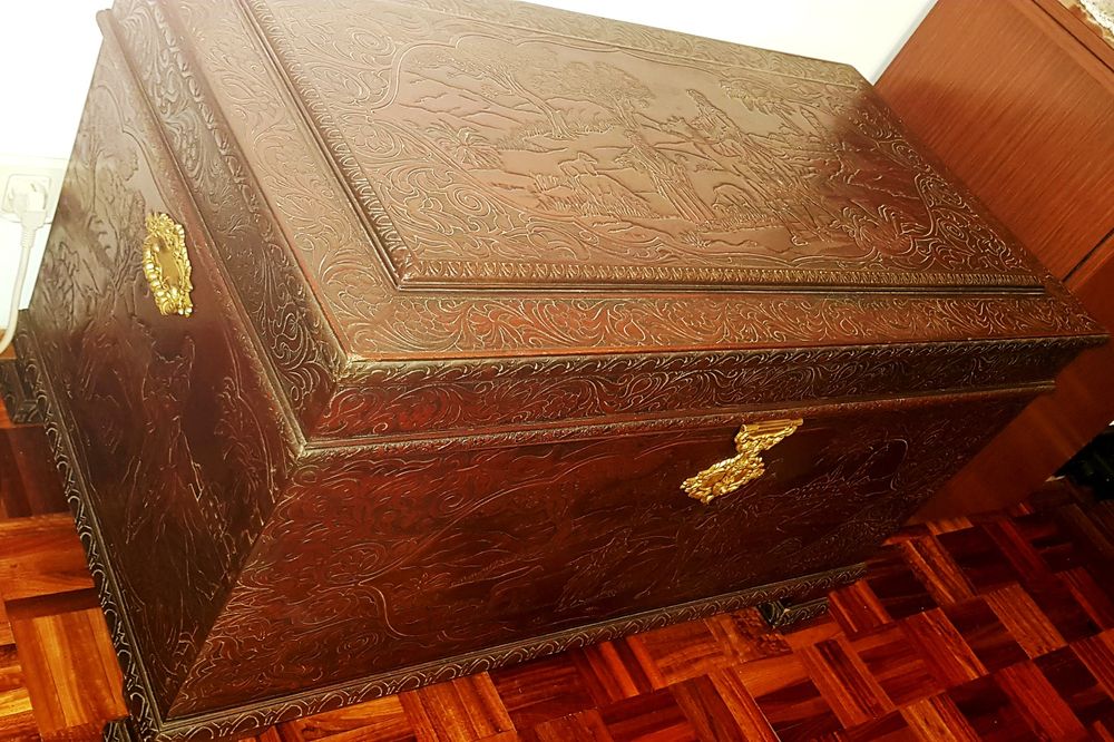 Lindíssima  mala/arca de madeira maciça, com gravuras mt bem estimada