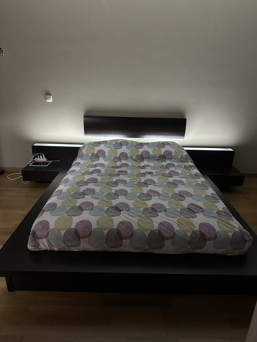 Cama de casal em madeira maciça