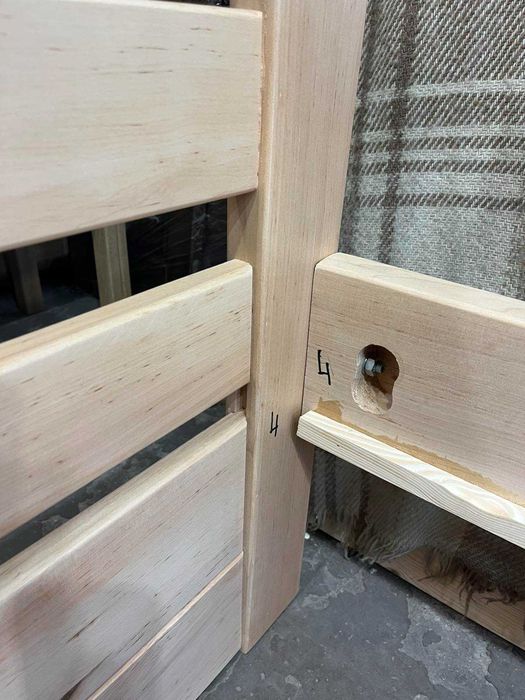 Дерев'яне ліжко вільха