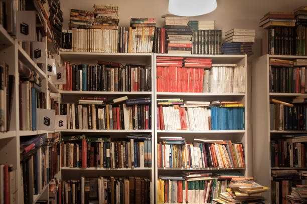 Прийму в дарунок книги, домашню бібліотеку (самовивіз з Києва і обл.)