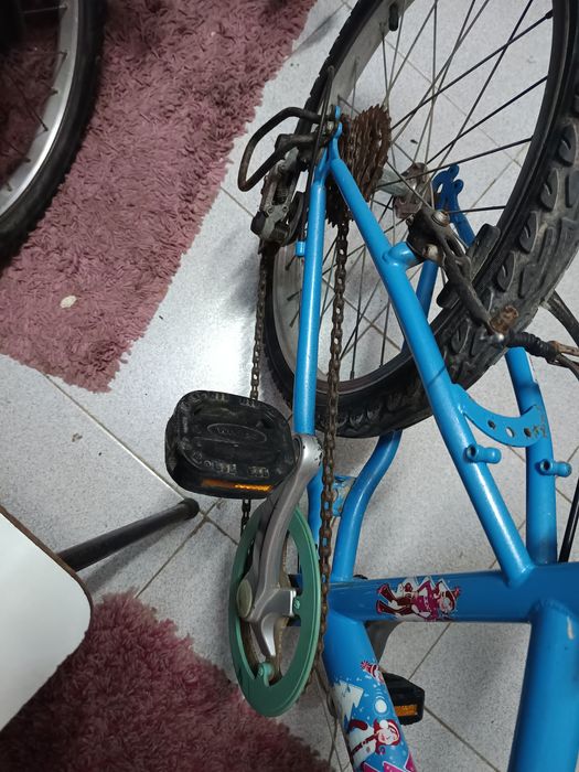 Várias peças e bicicletas