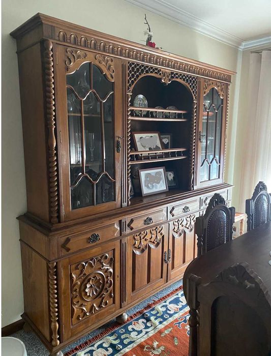 Cristaleira grande em madeira maciça trabalhada – estilo clássico