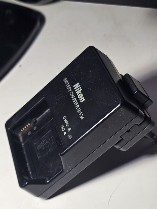 Оригинальное зарядное устройство для батарей nikon en-el14