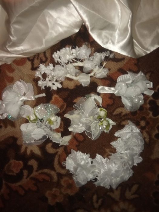 Свадебное платье с ыатой и аксессуарами.