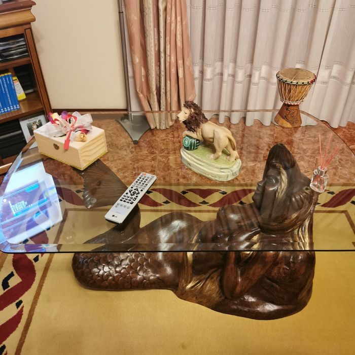 Mesa de vidro com elemento