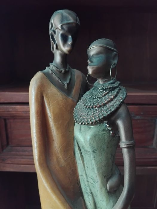 Estatueta africana com 63 cm de altura