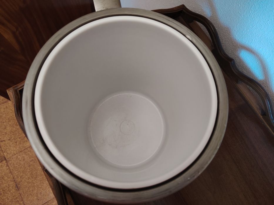 Balde para Gelo e Garrafas em Forma de Caneca com Tampa