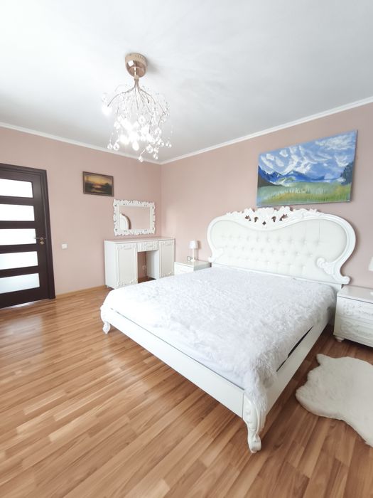 Заміський будинок в якому не вимикають світло.