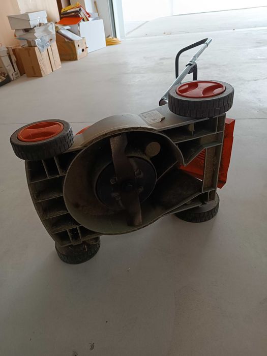 Máquina e aparador de relva