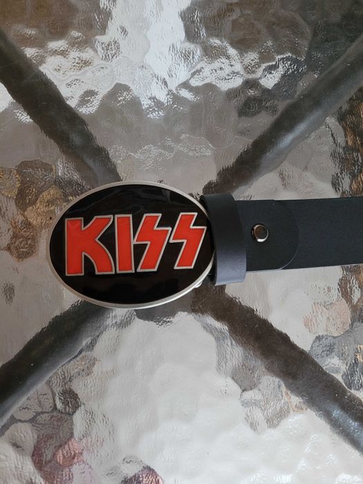 Czarny skórzany pasek z klamrą zespołu Kiss