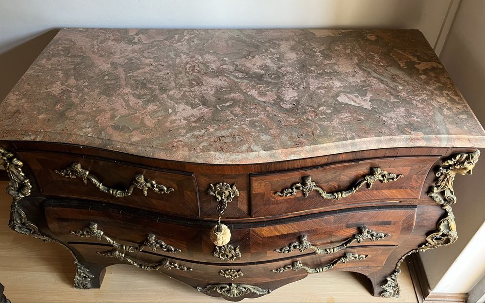 Cómoda antiga estilo Luis XV