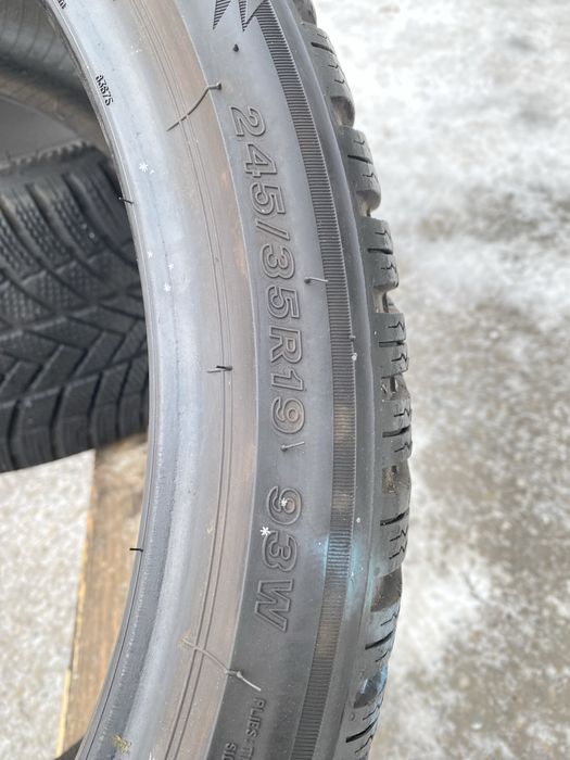 Зимняя резина Bridgestone 245.35.19. Пара.