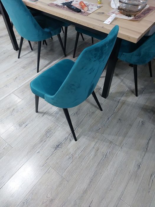 Sprzedam 8 krzeseł.