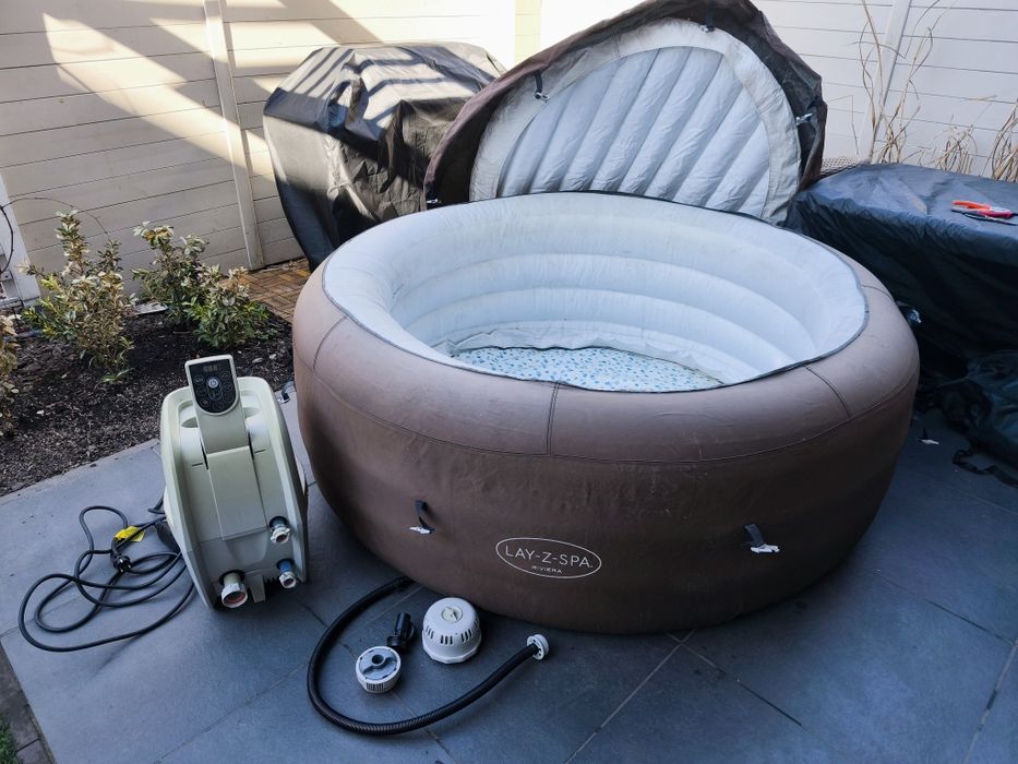 Jacuzzi 4-os. Bestway LAY-Z-SPA Riviera AirJet – komplet