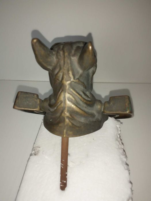Batente de porta, em forma de cabeça de cavalo e ferradura, em latão