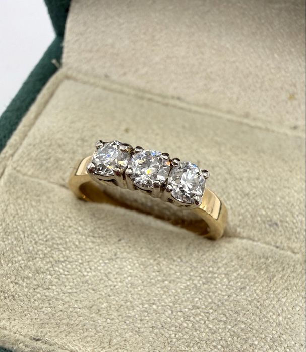 Złoty pierścionek 750 z diamentami 0,90ct VS1-Si2/F-G