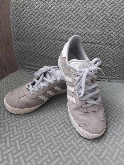 кросівки Adidas gazelle 36.5 23.5cm нюанс ззаду (фото)
замша і шкіра