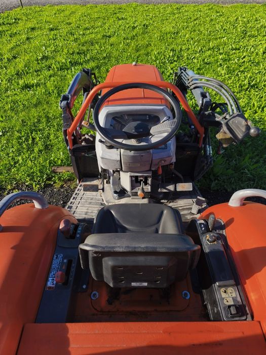 Kubota KL23 com pá carregadora frontal + acessórios