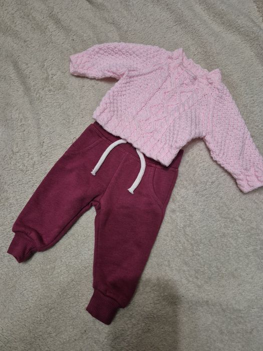 Тепленький комплект речей на немовля.