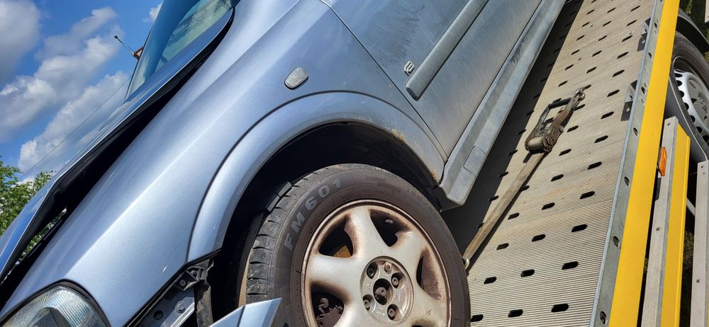 Pomoc drogowa, holowanie, laweta, transport, rozładowany akumulator.