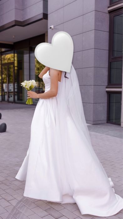 Весільна сукня зі шлейфом