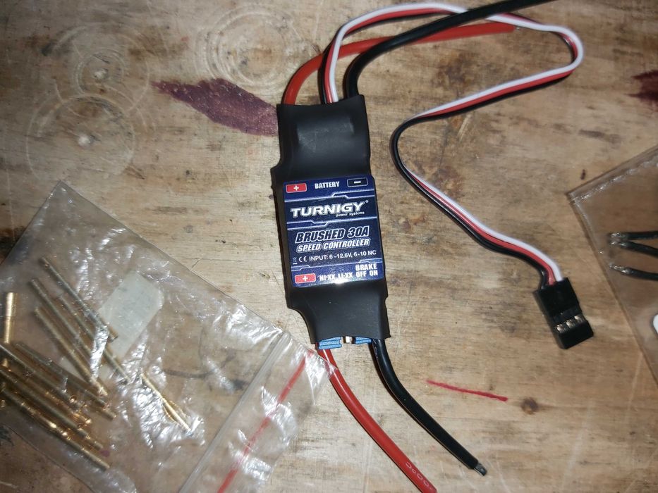 Zbiór regulatorów ESC i BEC jak na zdjęciu.