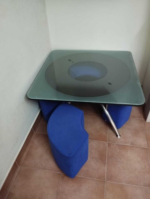 Mesa sala de estar com 4 bancos