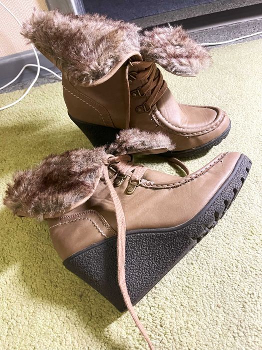 Бежеві ботиночки F&F з хутром зверху, зимові, теплі