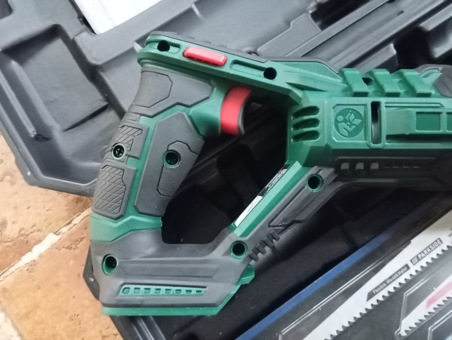 Serra sabre / serrote a bateria Parkside 20V