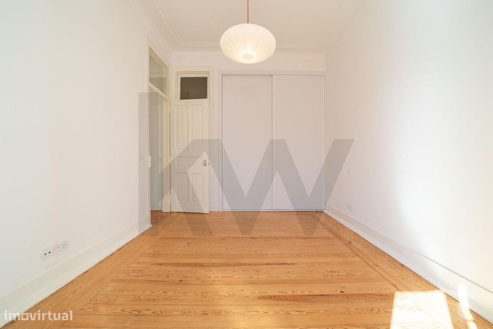 Um apartamento luminoso e elegante, no coração de Campo de Ourique.