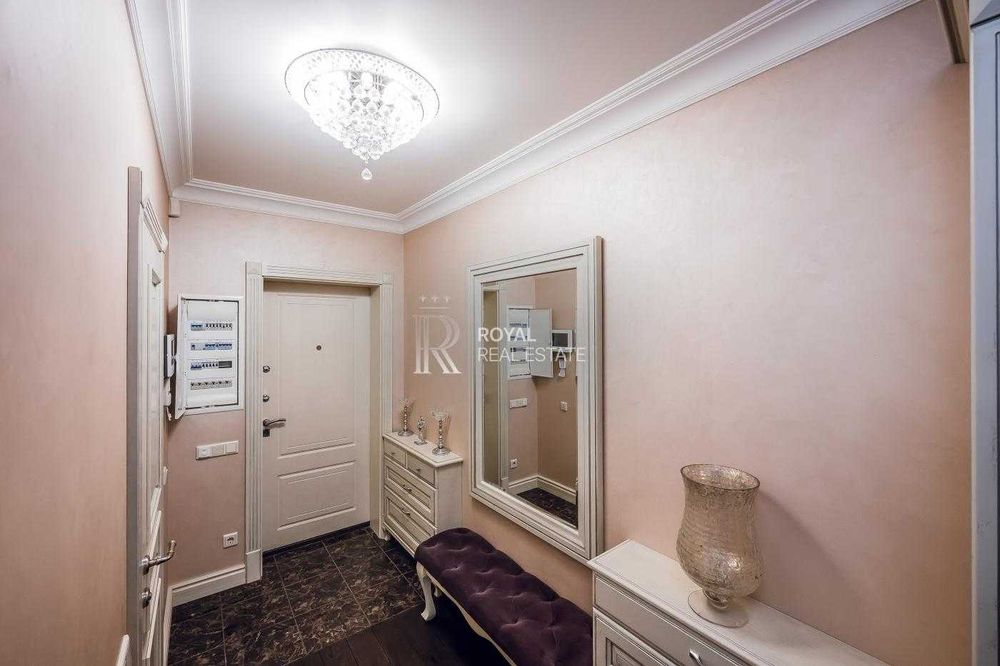 Продаж 3-кімнатної квартири Київ ЖК Космополітен 117 м² 9 поверх преміальний ремонт меблі з масиву дерева паркетна дошка охорона