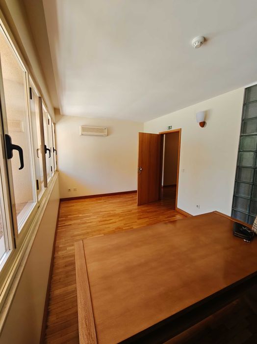 Espaço Versátil para Escritórios ou Clínica (95m²) – Recém-Renovado – Vila Nova de Famalicão