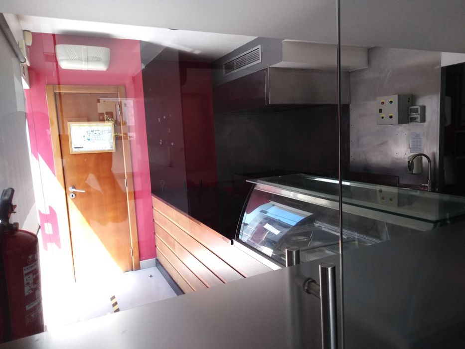 Moradia em propriedade horizontal, com restaurante, dois apartamentos e terreno