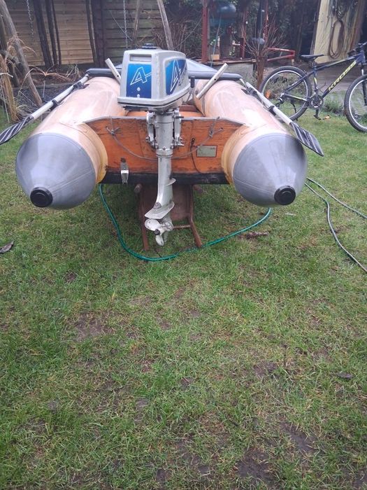 Ponton morski z silnikiem