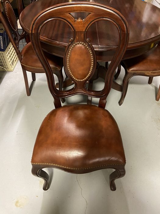 Mesa redonda/oval (extensivel) com 4 cadeiras.