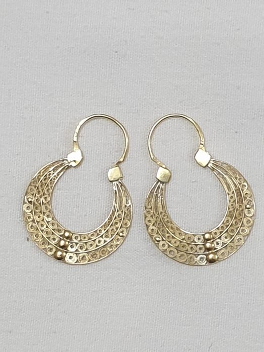 Arredadas argolas ouro