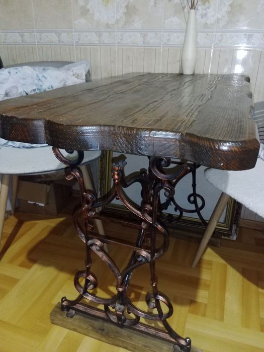 Стіл дерев'яний.